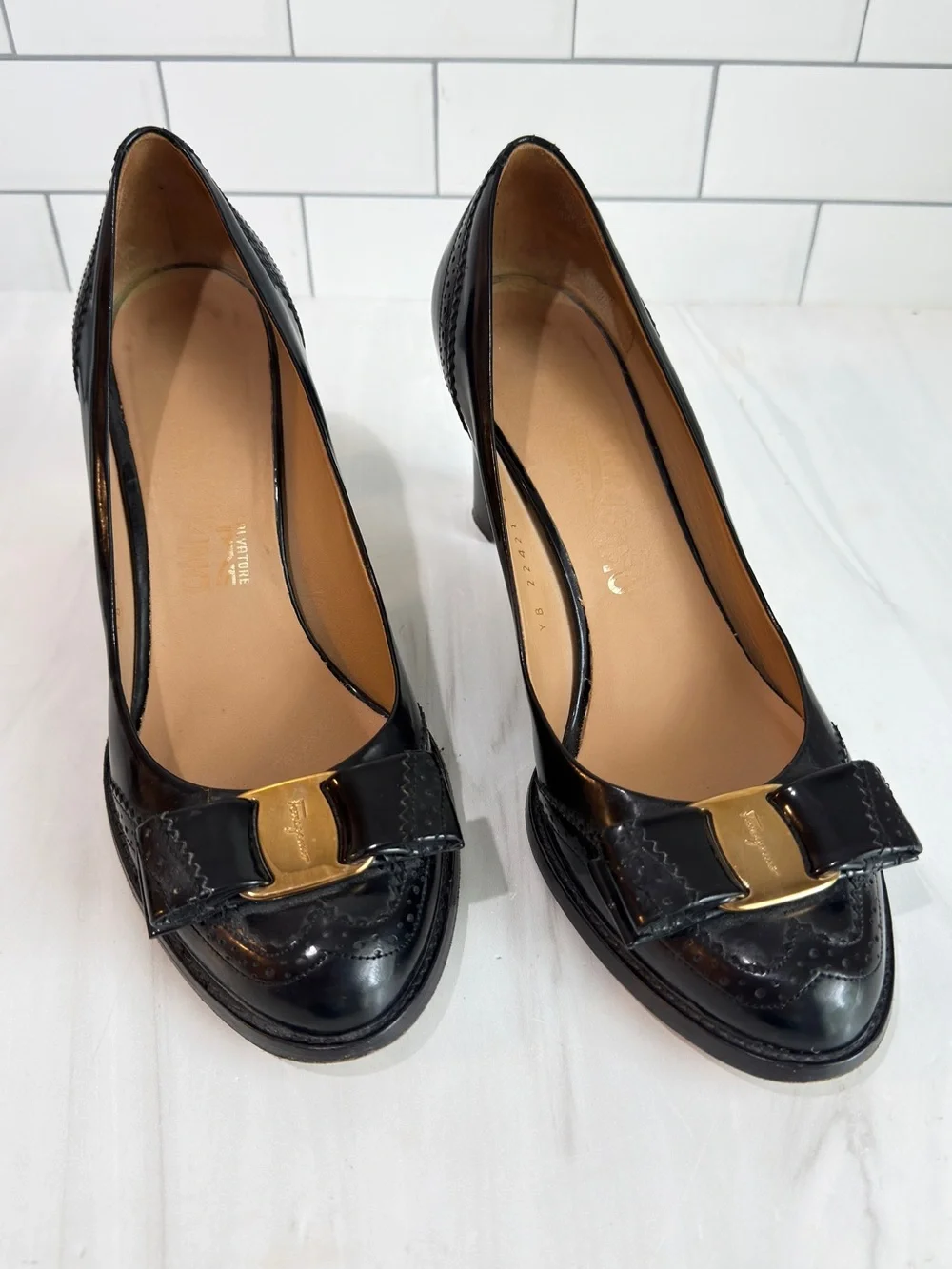 SALVATORE FERRAGAMO VERA STYLE BOW PUMPS WINGTIP BAROQUE DETAILS SIZE 7.5 CAREER